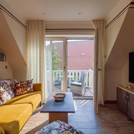 Up Besoeoek - Rapsbluete Mit Infrarotsauna *